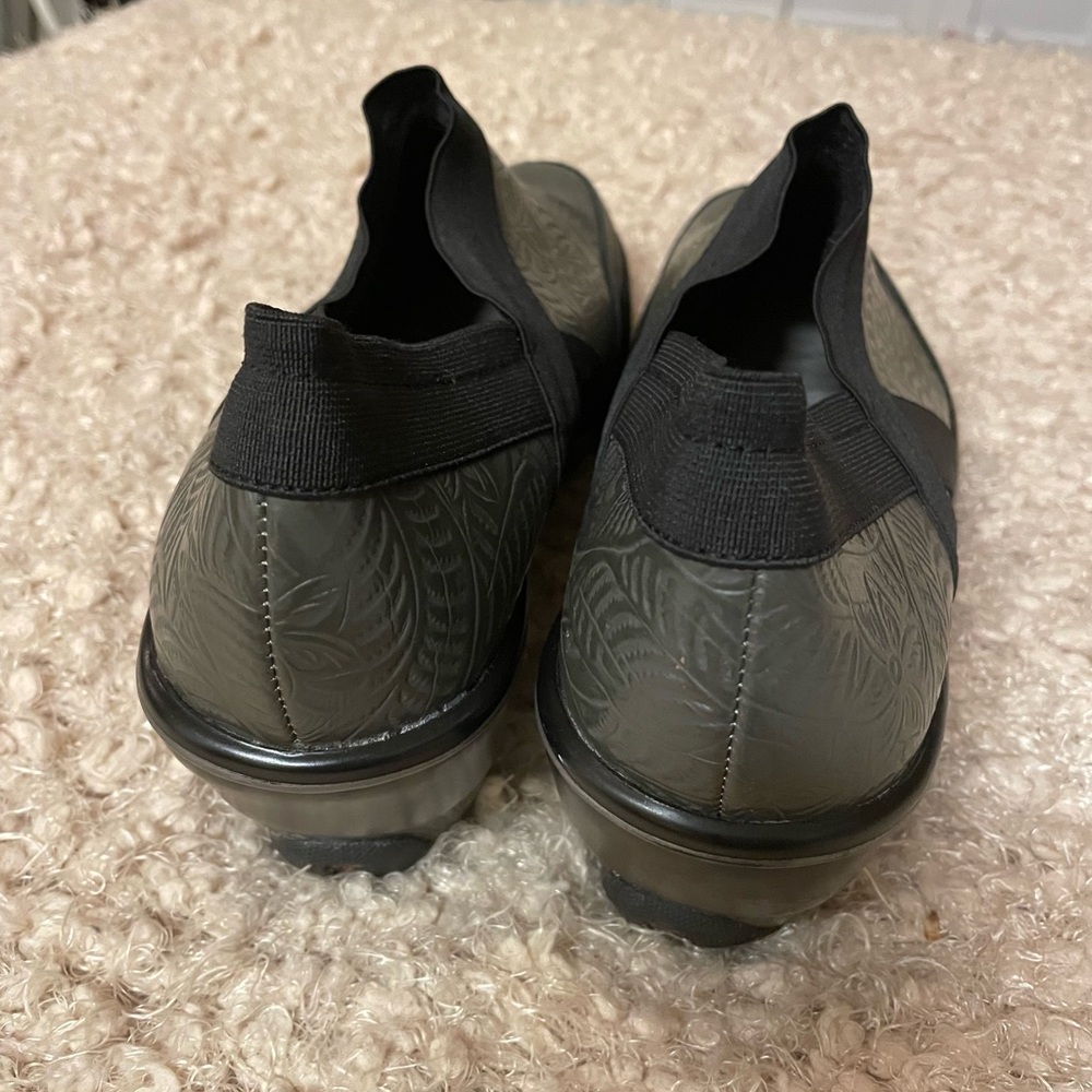 EUC! Jambu Embossed Leather Comfort Sport Wedge Black and Green Slip-On Clogs - Picture 7 of 11